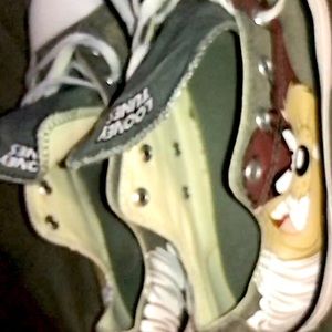 LOONEY TOON CONVERSE LOW TOP.  ALL STAR CHUCKS YOUTH DIZE 3